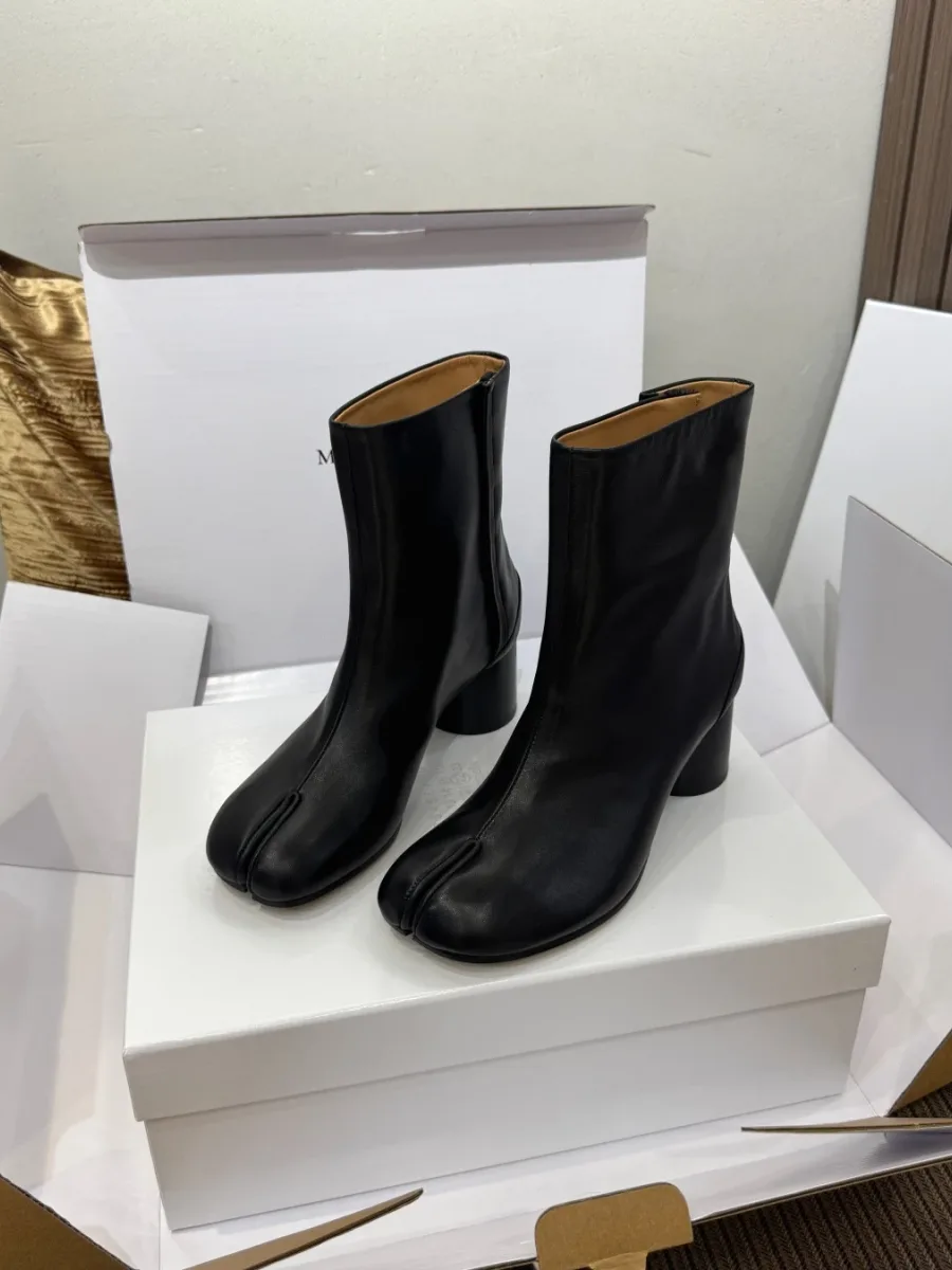 Ботильоны Tabi из гладкой чёрной кожи, ракурс три четверти