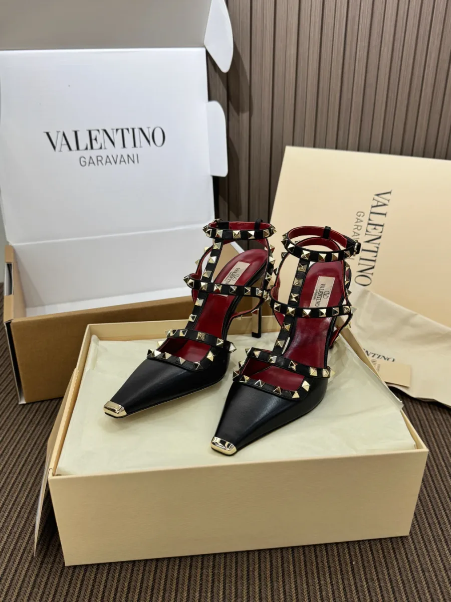 Чёрные туфли Rockstud с ремешками и шипами на фирменной коробке, вид спереди