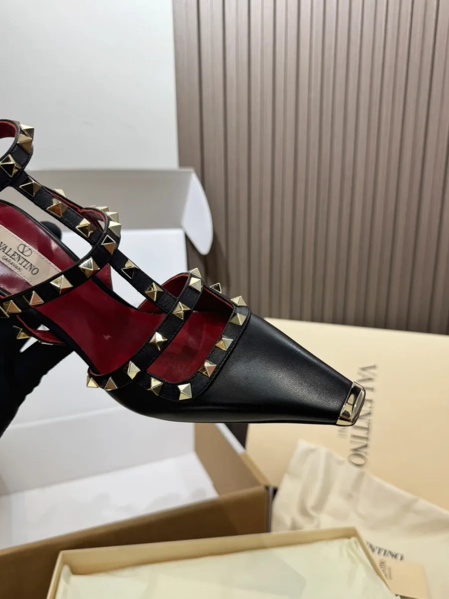 Боковой ракурс туфли с шипами Rockstud и красной внутренней стелькой