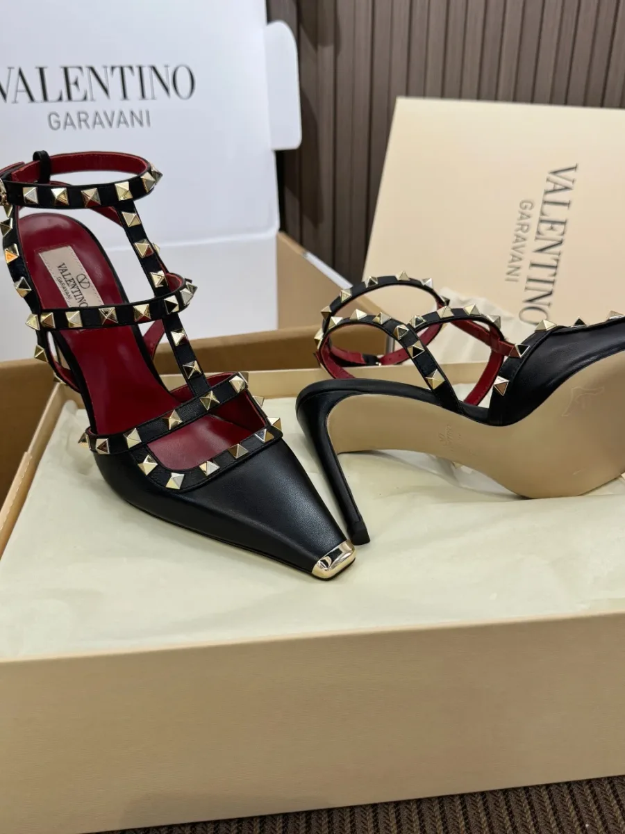 Пара туфель с открытой пяткой и шипами Rockstud, вид спереди и на подошву