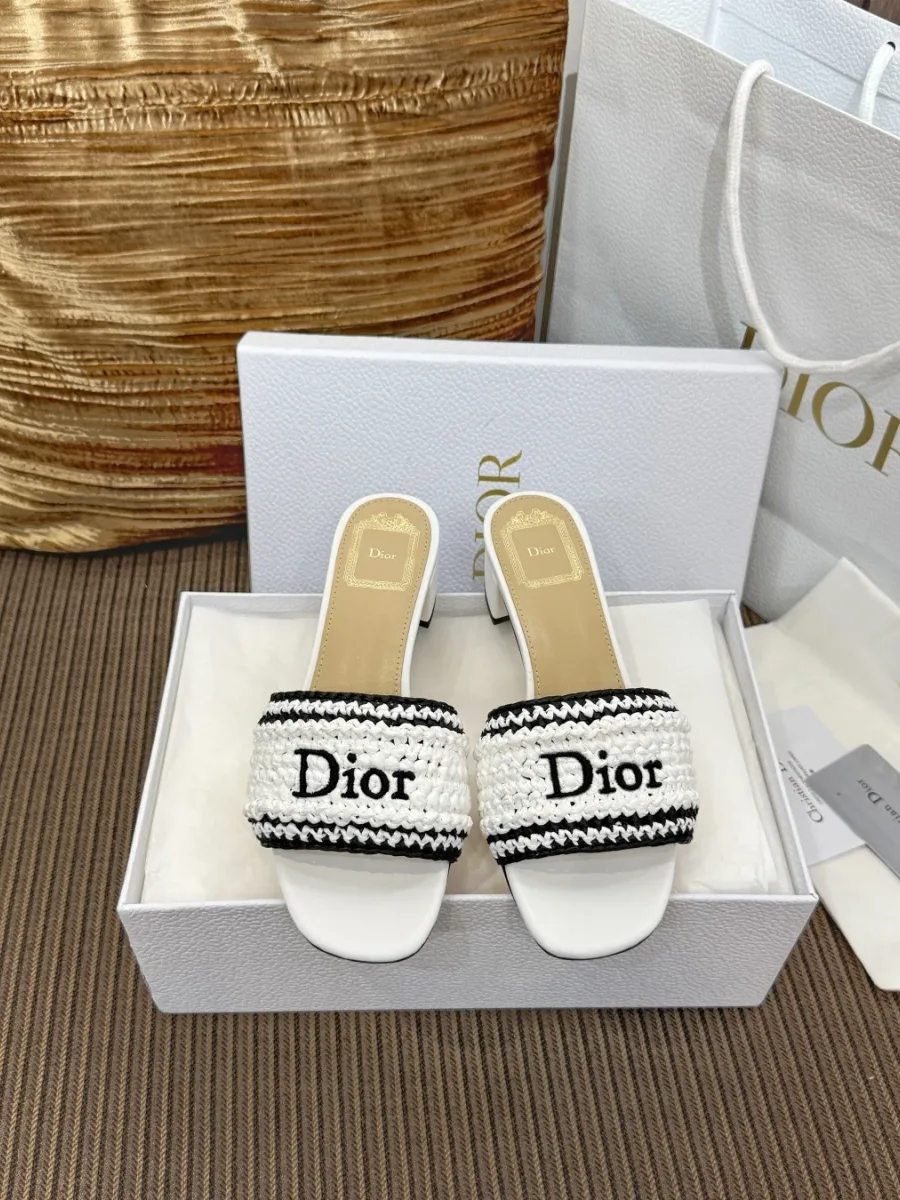 Белые шлёпанцы с плетёным ремешком Dior и открытым мысом в коробке, вид спереди