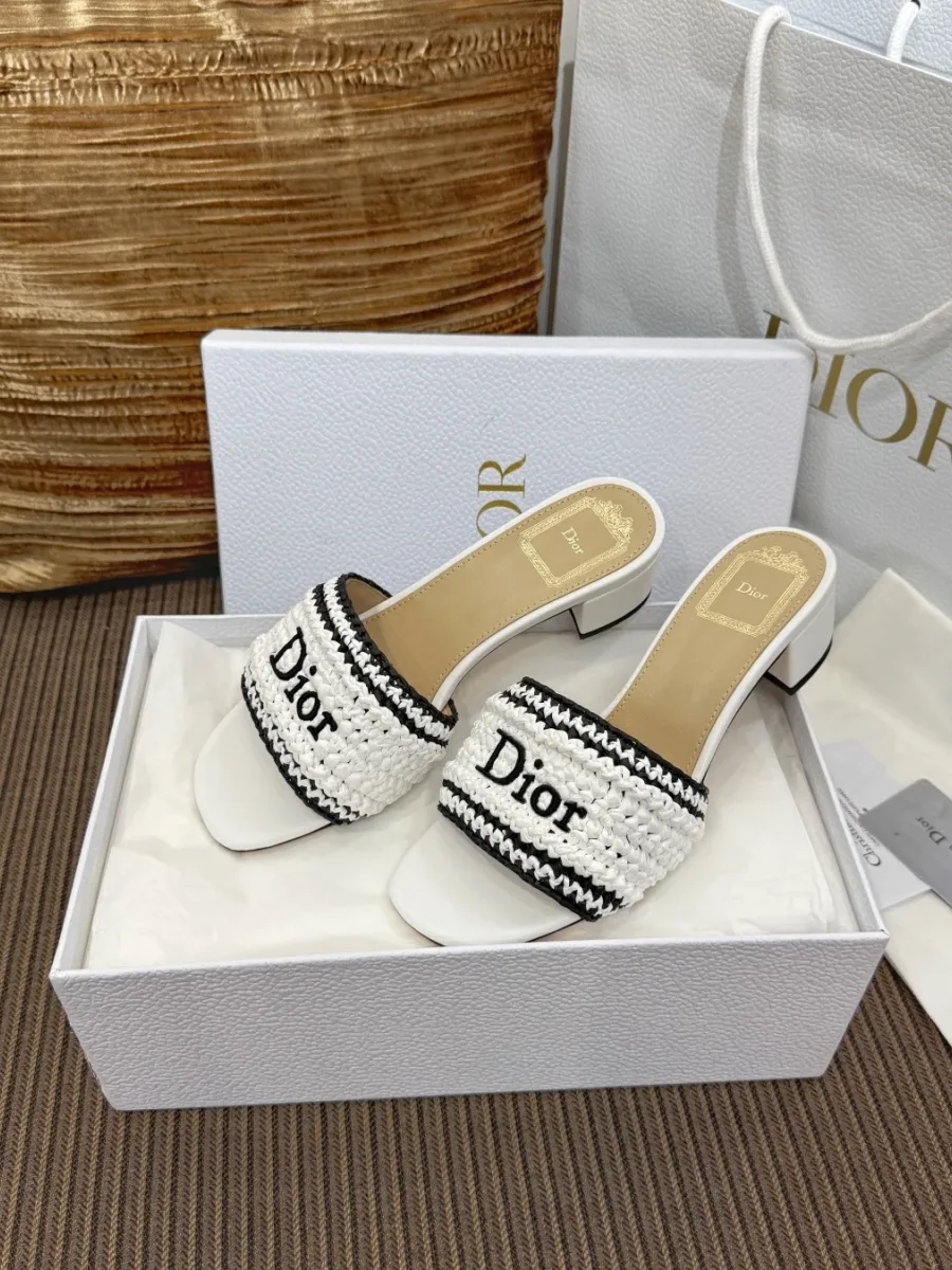 Белые шлёпанцы Dior Woven на невысоком каблуке в фирменной коробке, вид сбоку
