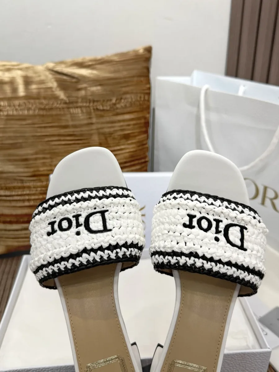 Крупный план широких плетёных ремешков с вышитым чёрным логотипом Dior