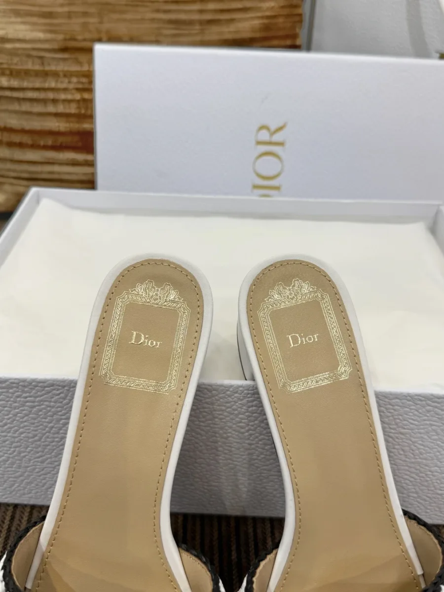 Кожаные светлые стельки шлёпанцев с фирменной золотистой маркировкой Dior