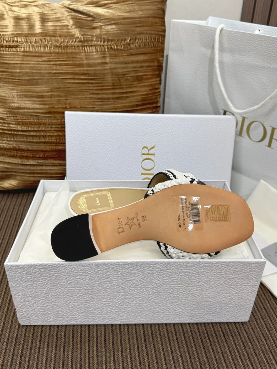 Кожаная подошва бежевого цвета со звездой Dior и чёрной набойкой на каблуке