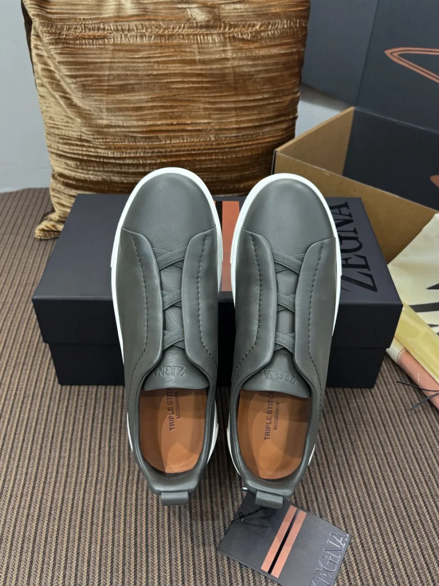 Тёмно-серые кожаные кеды Zegna, вид сверху на эластичную шнуровку и кожаную стельку