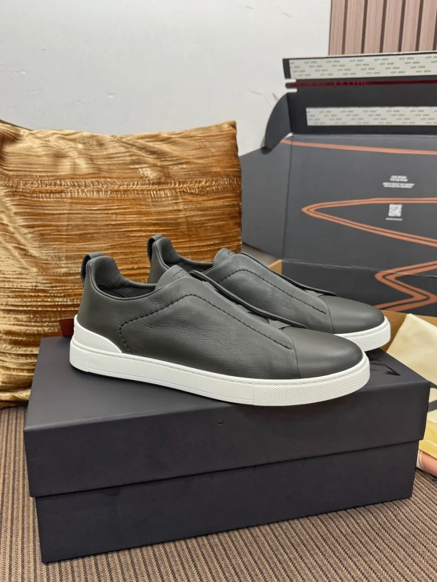 Тёмно-серые кеды Zegna Triple Stitch, вид сбоку на профиль и белую подошву