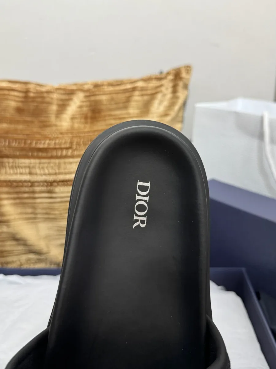 Пяточная зона анатомической стельки с логотипом Dior, макросъёмка