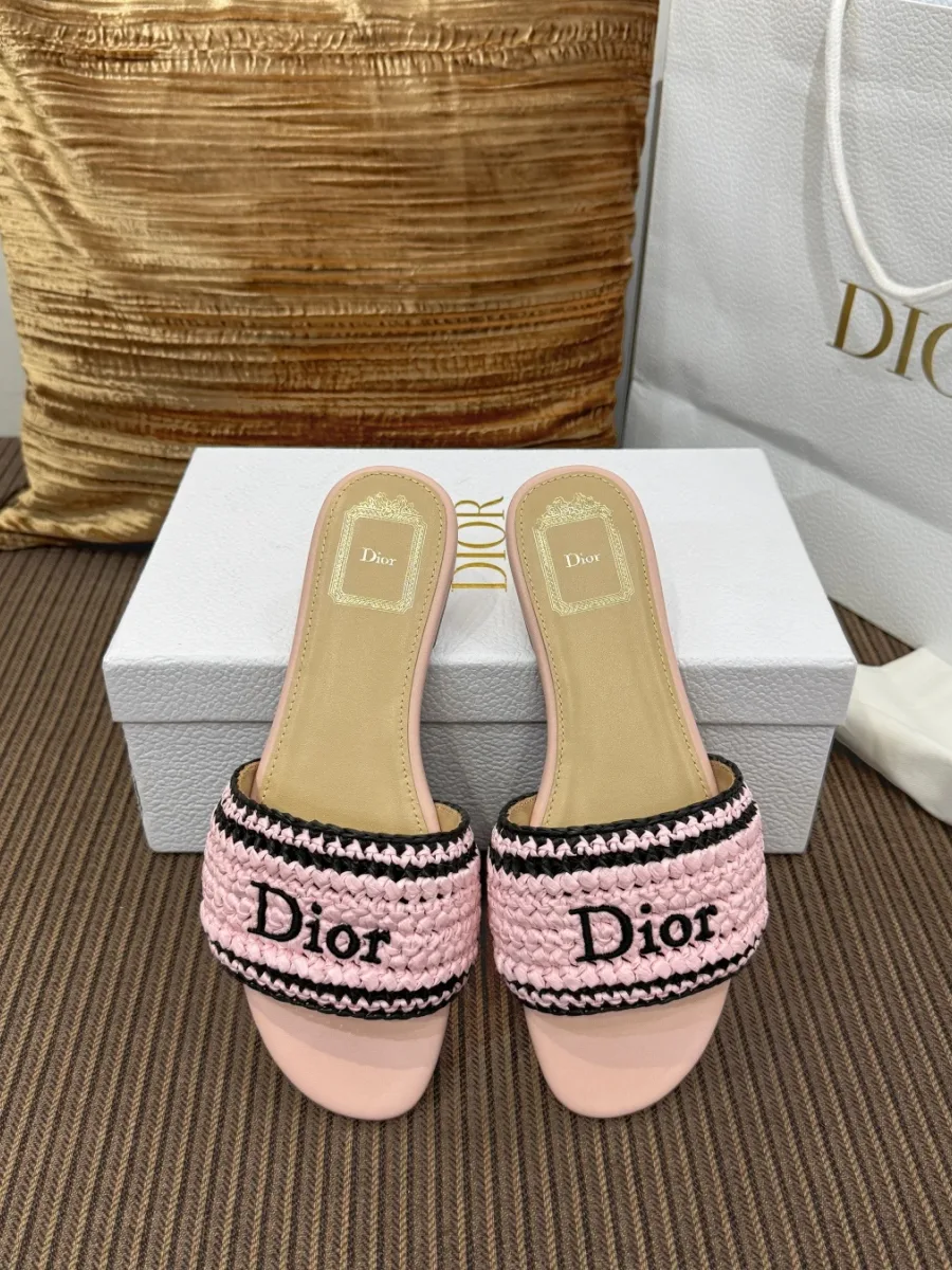 Розовые шлёпанцы с плетёной перемычкой и логотипом Dior, вид спереди на коробке
