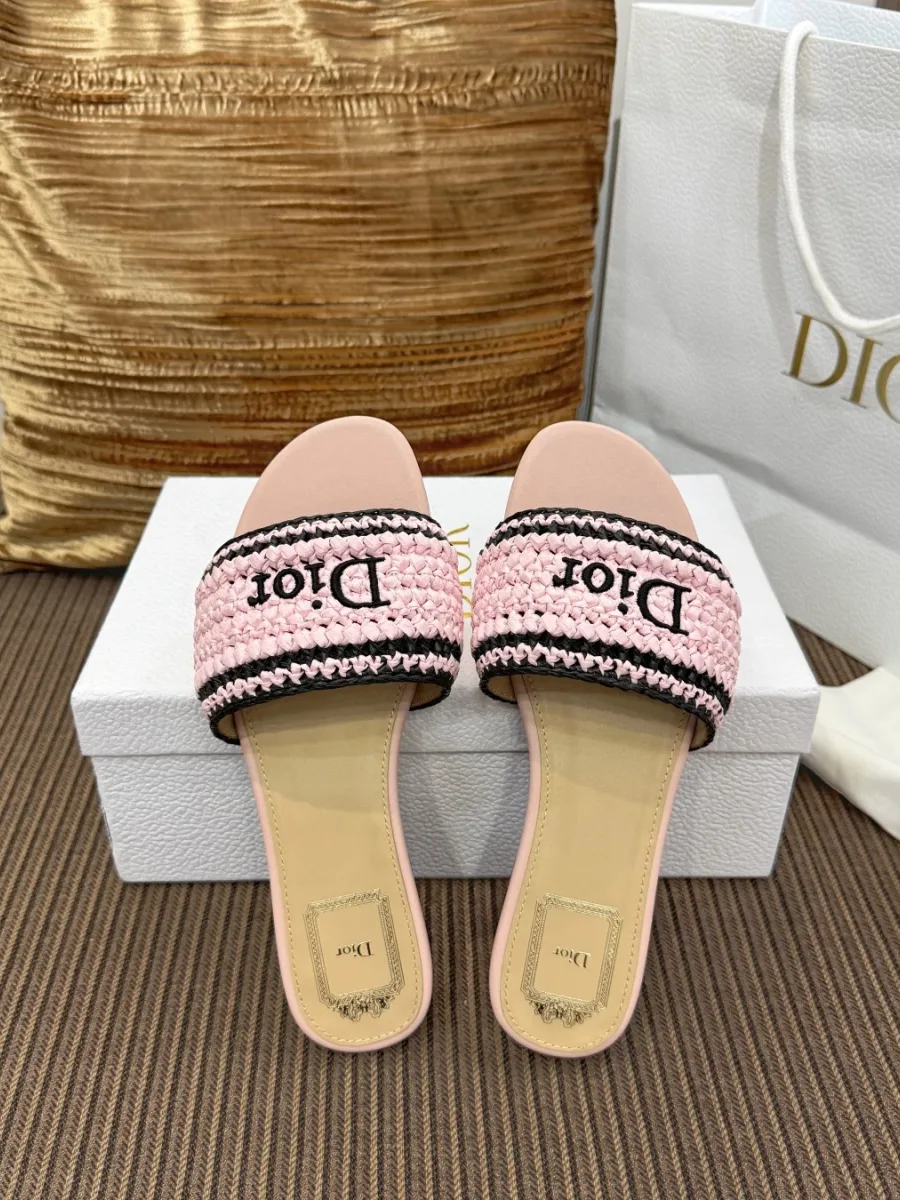 Розовые шлёпанцы Dior Woven с открытым мысом и кожаной стелькой, вид сверху