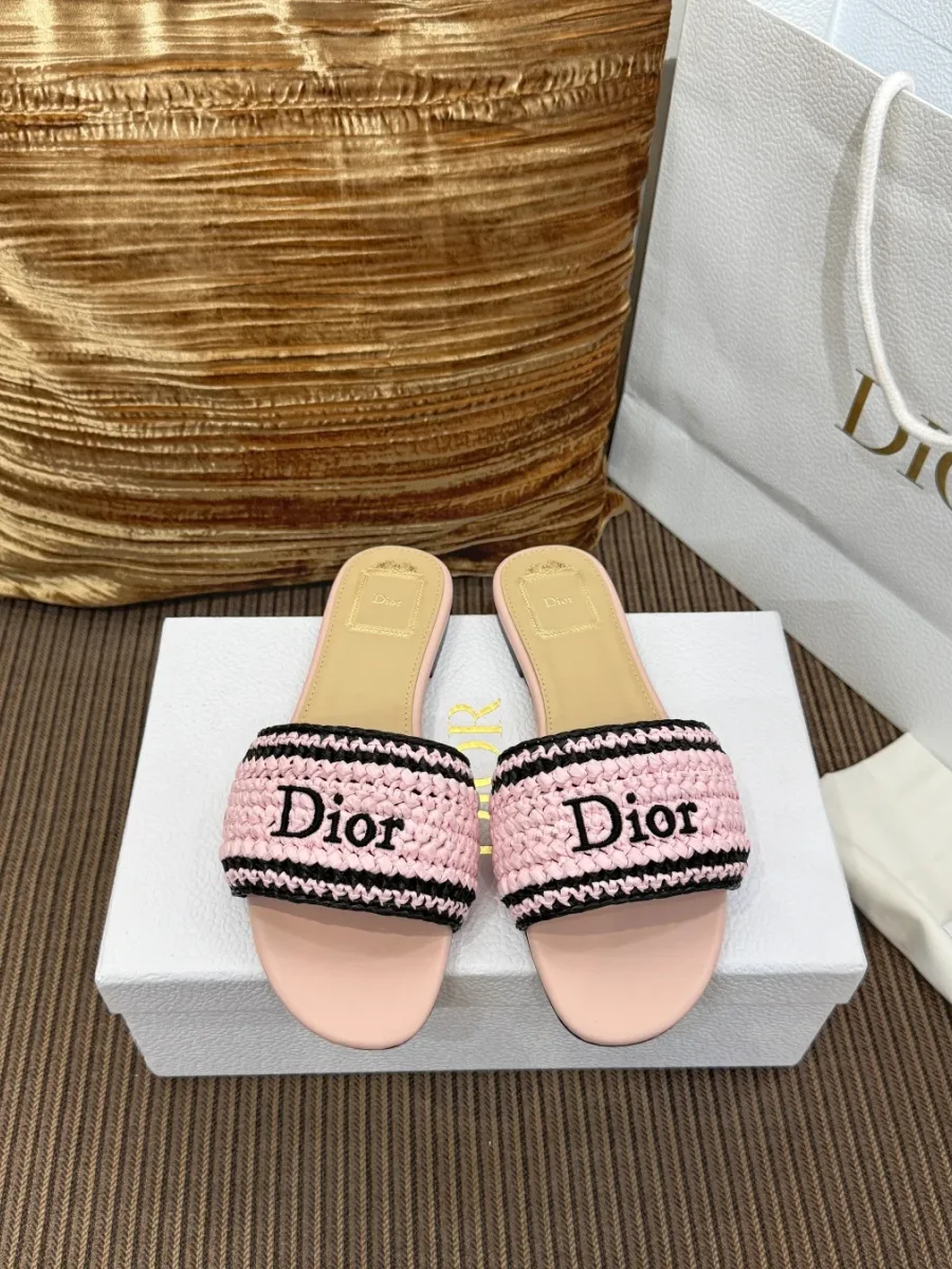 Женские шлёпанцы Dior из плетёного текстиля на белой коробке, общий вид спереди