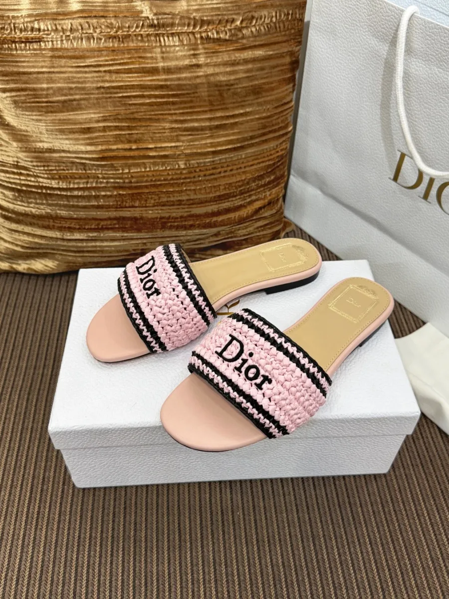 Плетёные шлёпанцы Dior Woven розового цвета на белой коробке, ракурс три четверти