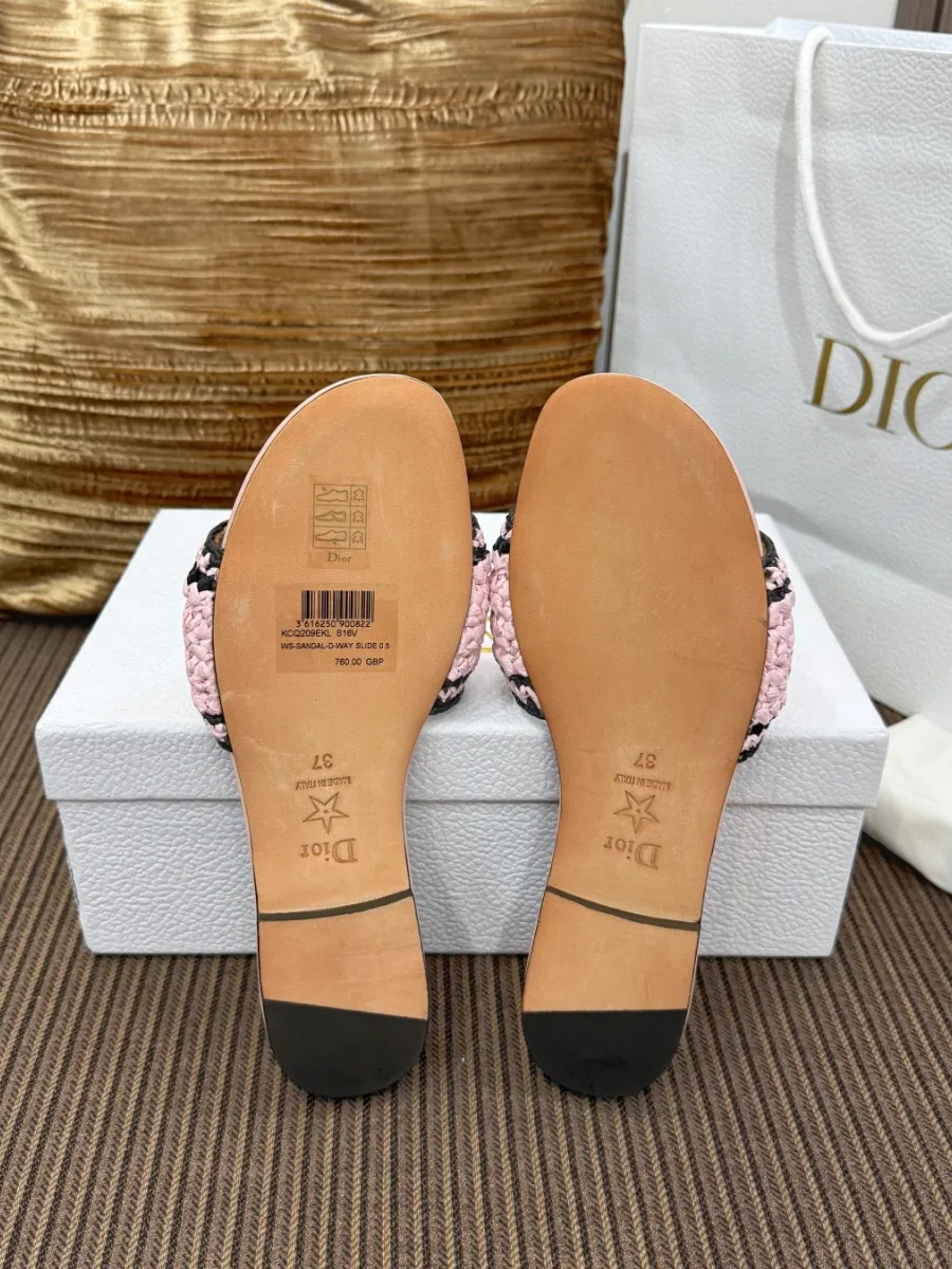 Кожаная подошва розовых шлёпанцев Dior с маркировкой размера и тиснением звезды