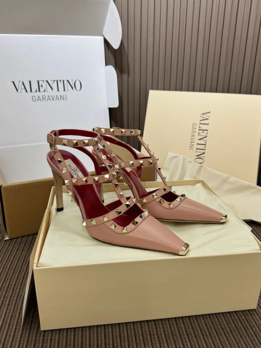 Босоножки Valentino Rockstud пудрово-розового цвета на шпильке в коробке, вид сбоку