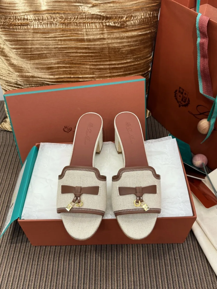 Бежевые мюли Loro Piana Summer Charms в фирменной коробке, вид спереди