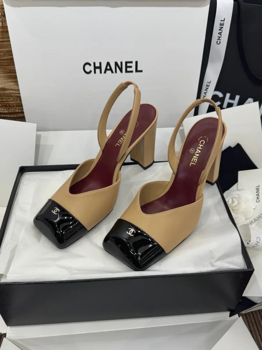Бежево-чёрные босоножки slingback на устойчивом каблуке в коробке, вид сверху