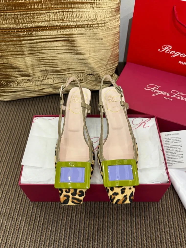 Roger Vivier Босоножки с леопардовым принтом и квадратной пряжкой