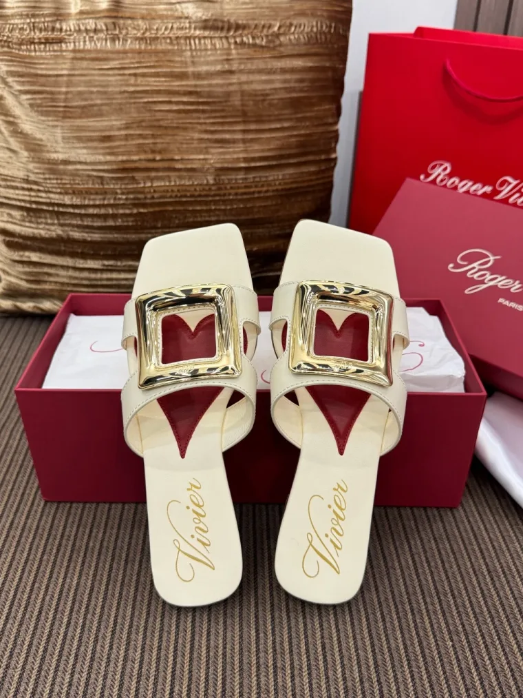 Roger Vivier Кремовые кожаные шлепанцы с золотистой пряжкой