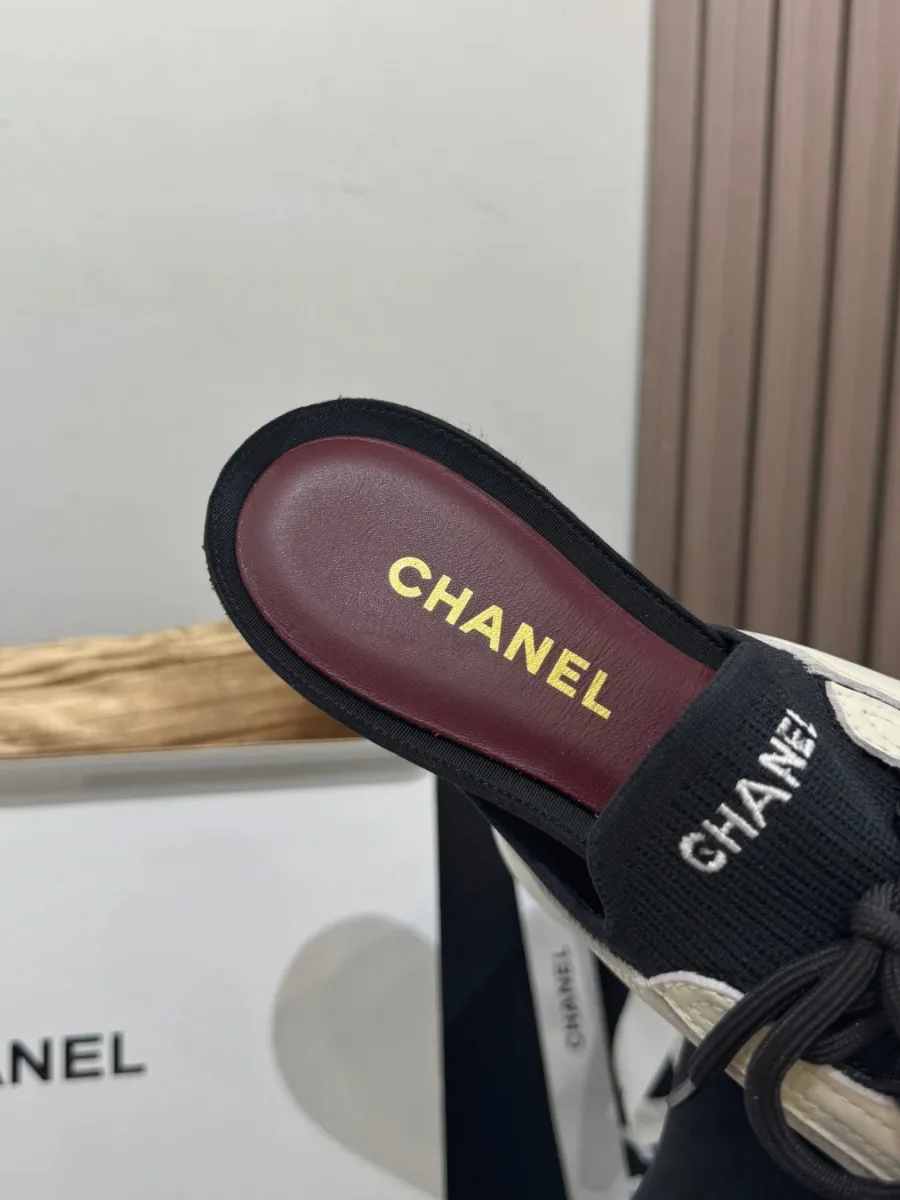 Внутренняя кожаная стелька бордового цвета с золотистым логотипом CHANEL