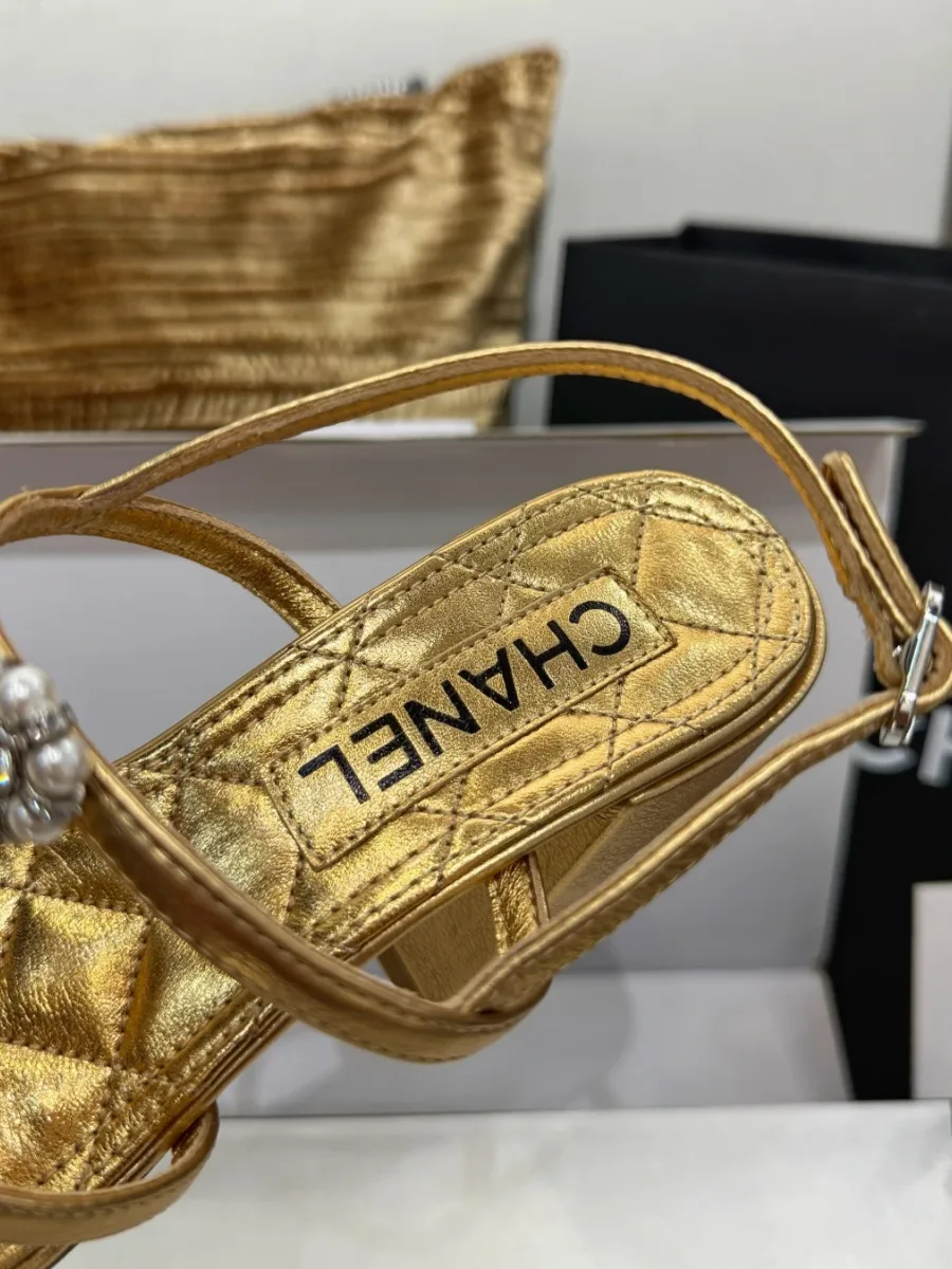 Внутренняя кожаная стелька с тиснением Chanel крупным планом