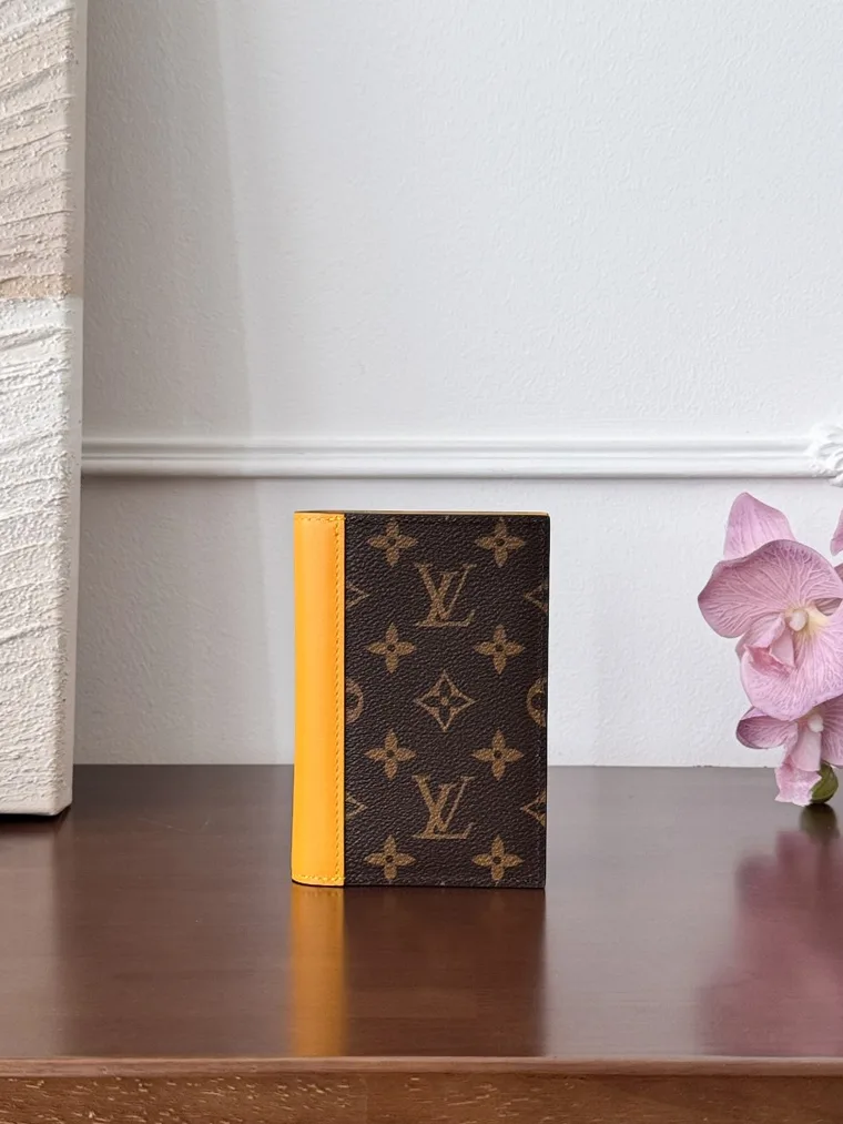 Louis Vuitton Коричневая обложка для паспорта с жёлтой отделкой