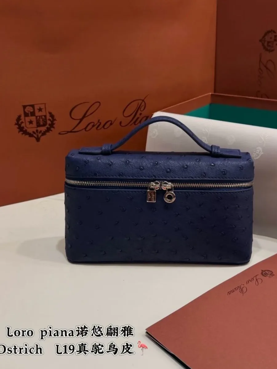 Синяя сумка Loro Piana Extra Pocket L19 из кожи страуса, вид спереди