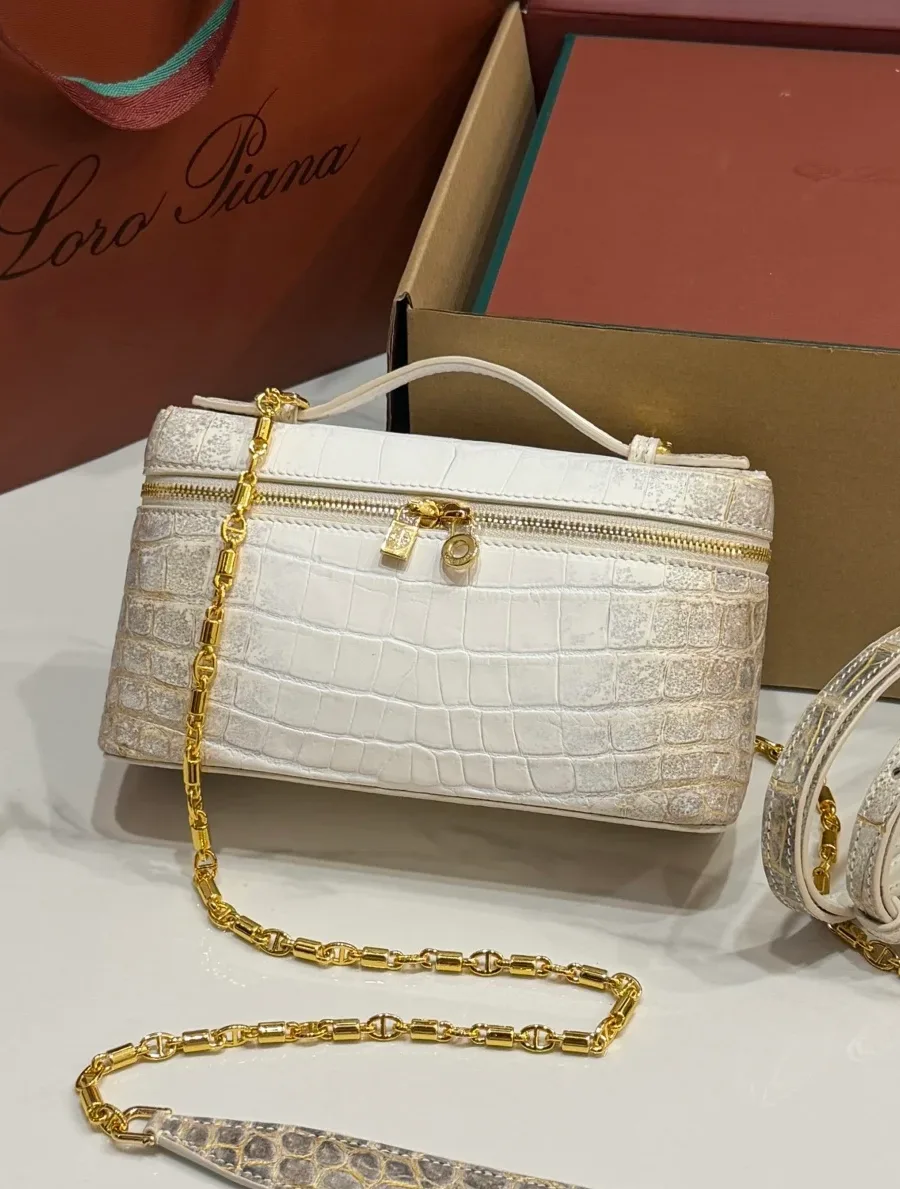 Сумка Extra Pocket L19 из кожи с тиснением под крокодила, ракурс спереди