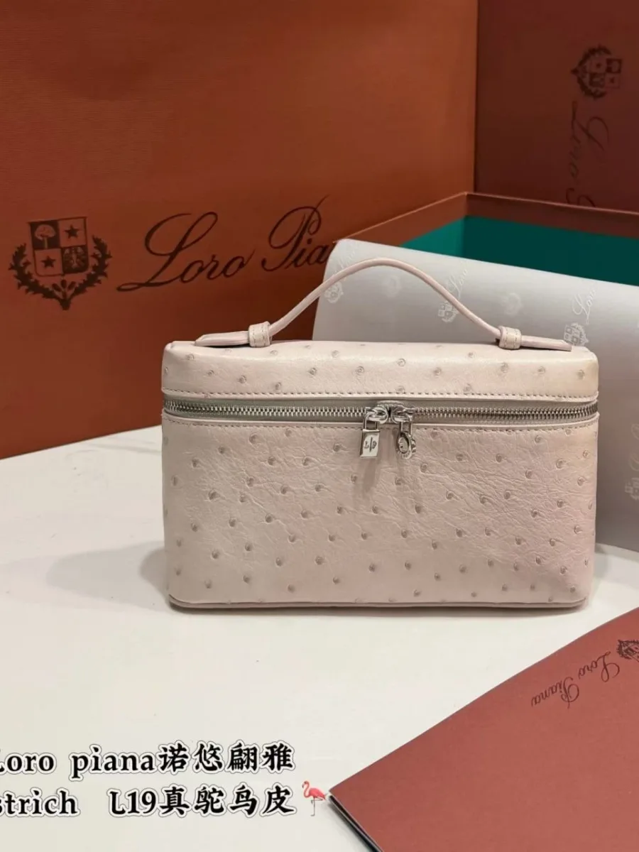 Сумка Loro Piana Extra Pocket L19 из розовой кожи страуса, вид спереди