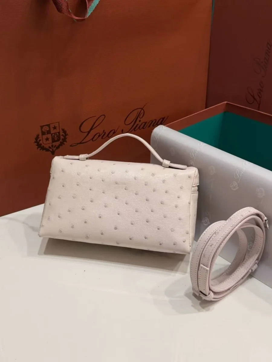 Задняя сторона сумки Extra Pocket L19 из розовой кожи страуса