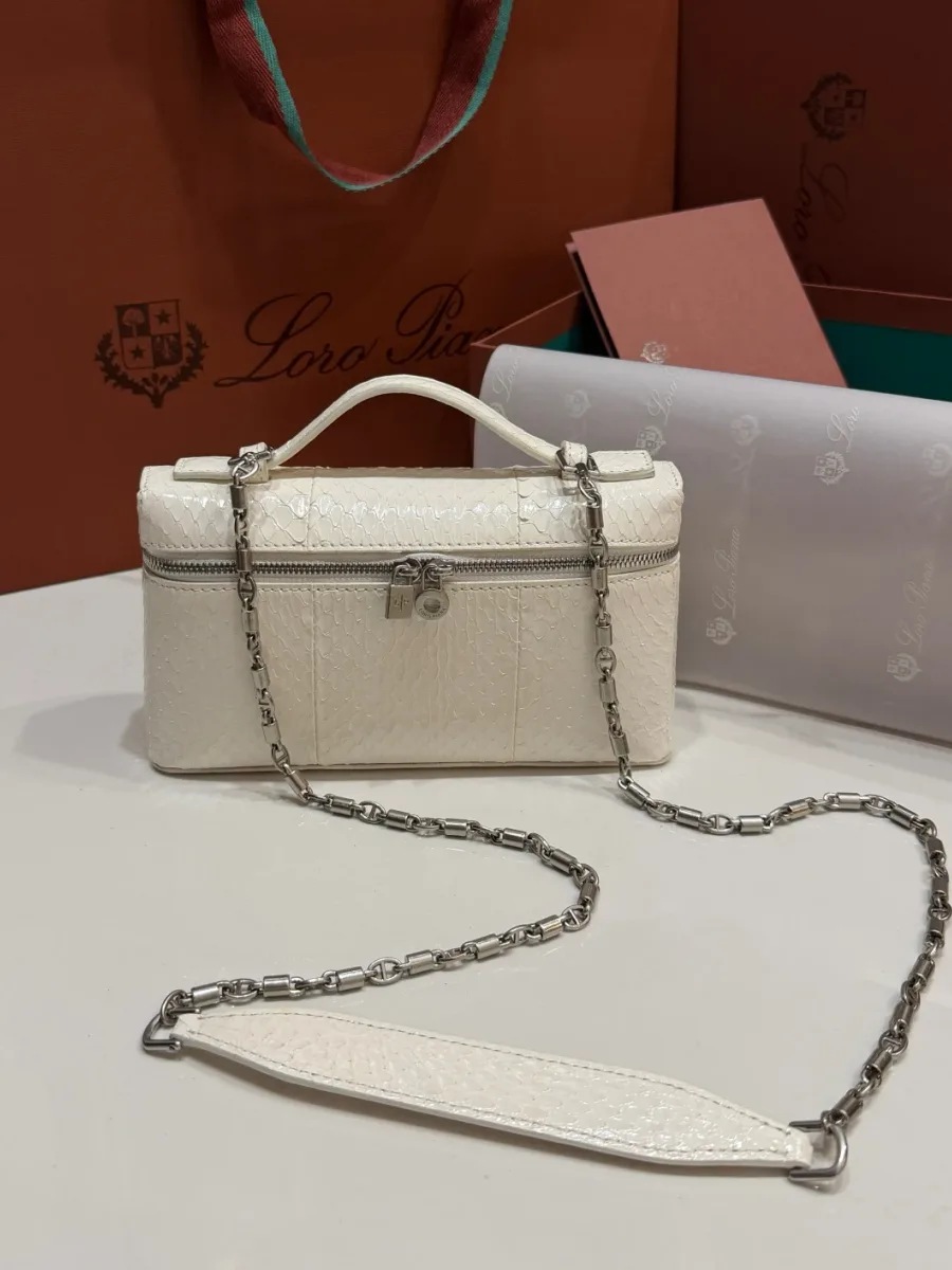 Вид спереди на сумку со сложенным длинным цепочным ремнем