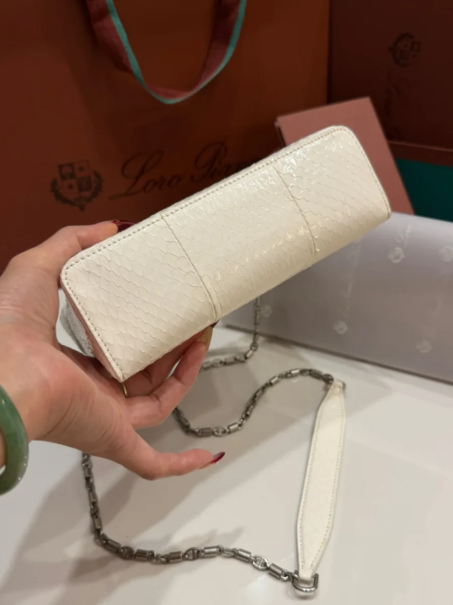 Прямоугольное гладкое дно белой сумки из кожи со змеиным тиснением