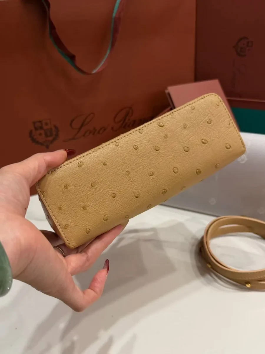 Устойчивое прямоугольное дно бежевой кожаной сумки
