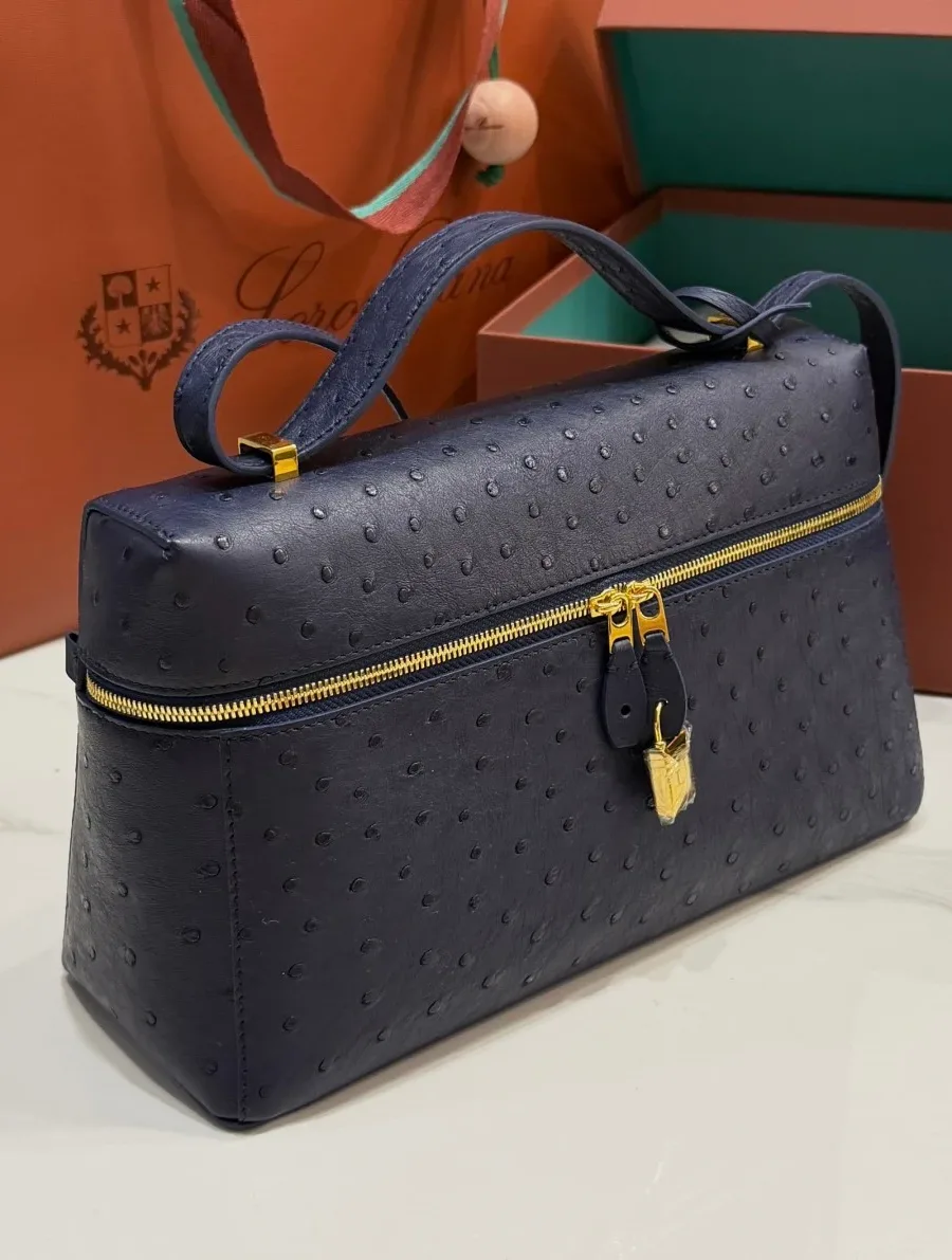 Тёмно-синяя сумка Extra Bag с золотистым замком, ракурс три четверти