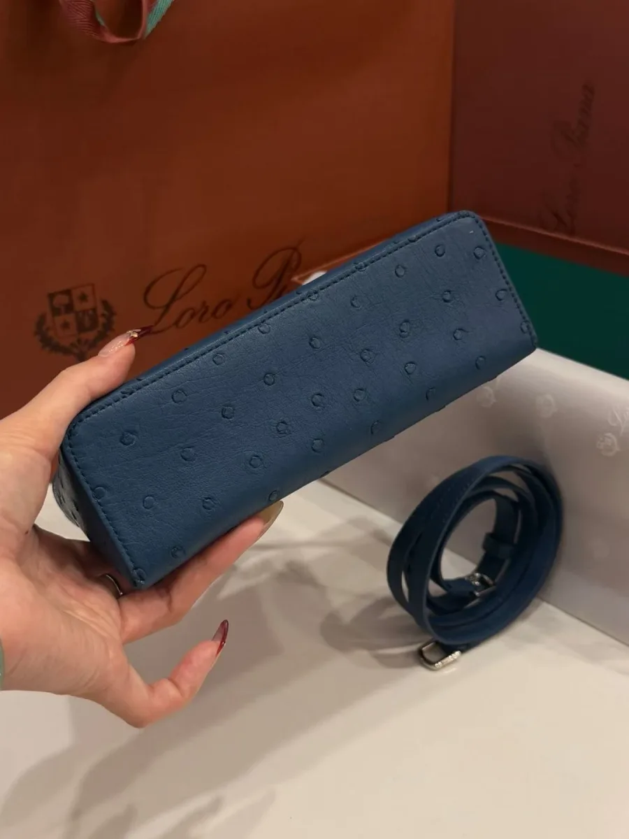 Основание синей сумки Extra Pocket L19, демонстрация фактуры кожи