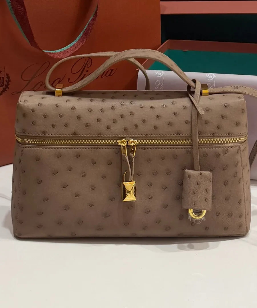 Бежевая сумка Extra Bag L27 из фактурной кожи страуса, фронтальный вид