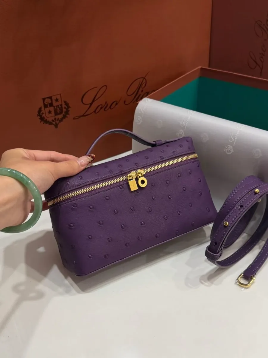 Фиолетовая сумка Loro Piana Extra Pocket L19, ракурс спереди в руке