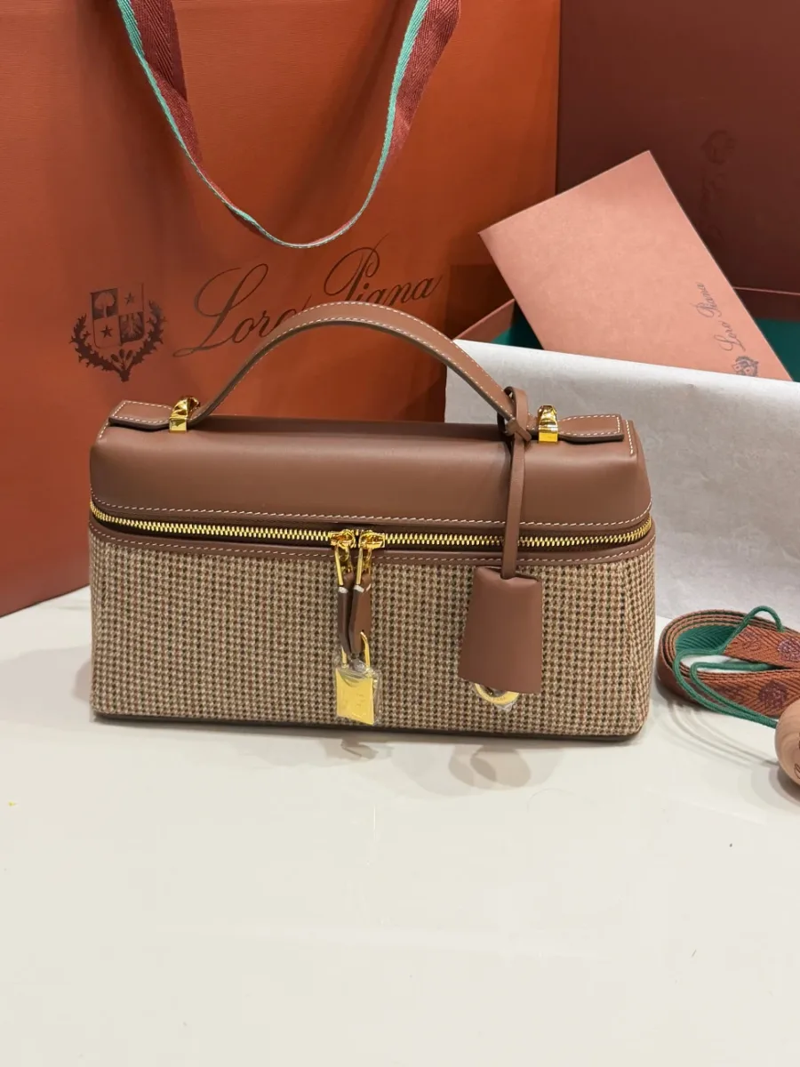 Сумка Loro Piana L23 с короткой верхней ручкой и золотистым замком