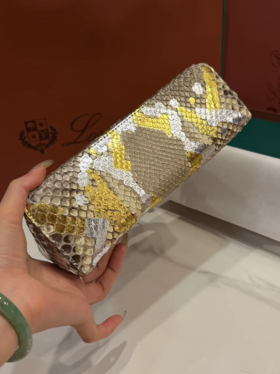 Дно сумки из фактурной змеиной кожи с металлизированным напылением