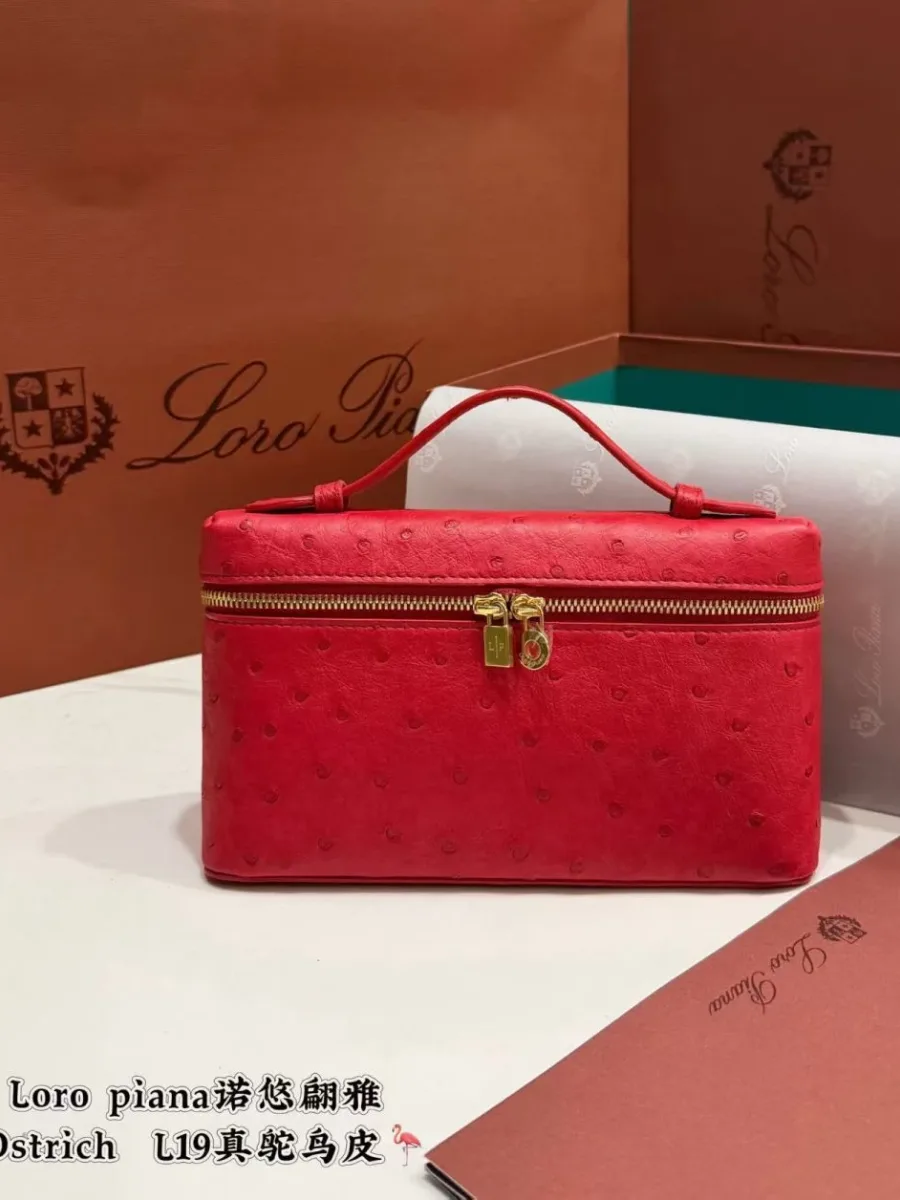 Красная сумка Loro Piana Extra Pocket L19 из кожи страуса с верхней ручкой, вид спереди