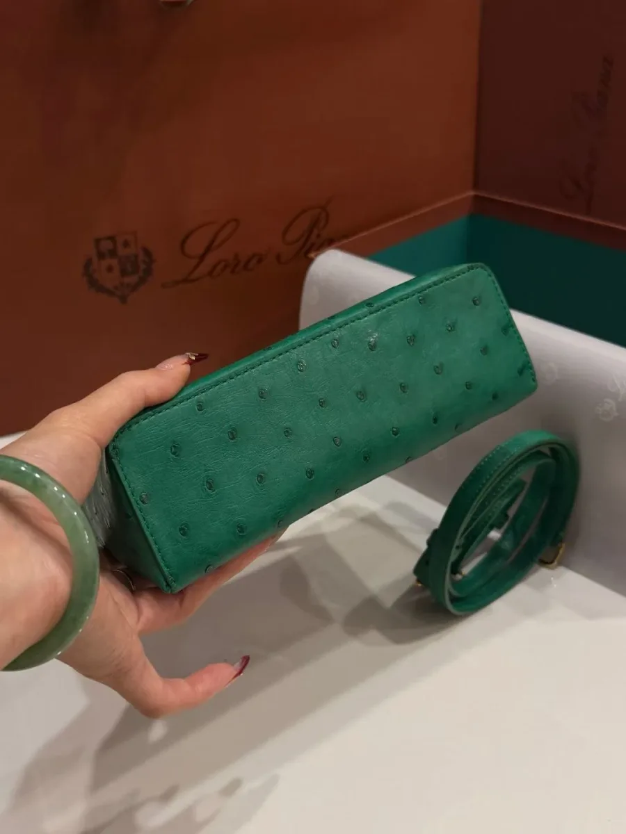 Нижняя часть и гладкое дно зелёной сумки из кожи страуса