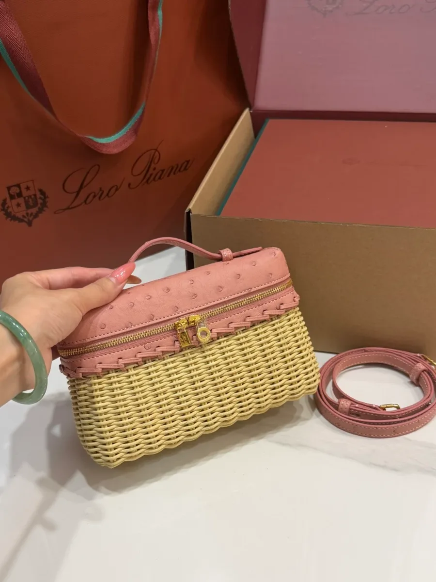 Сумка Extra Pocket L19 в руке, вид спереди