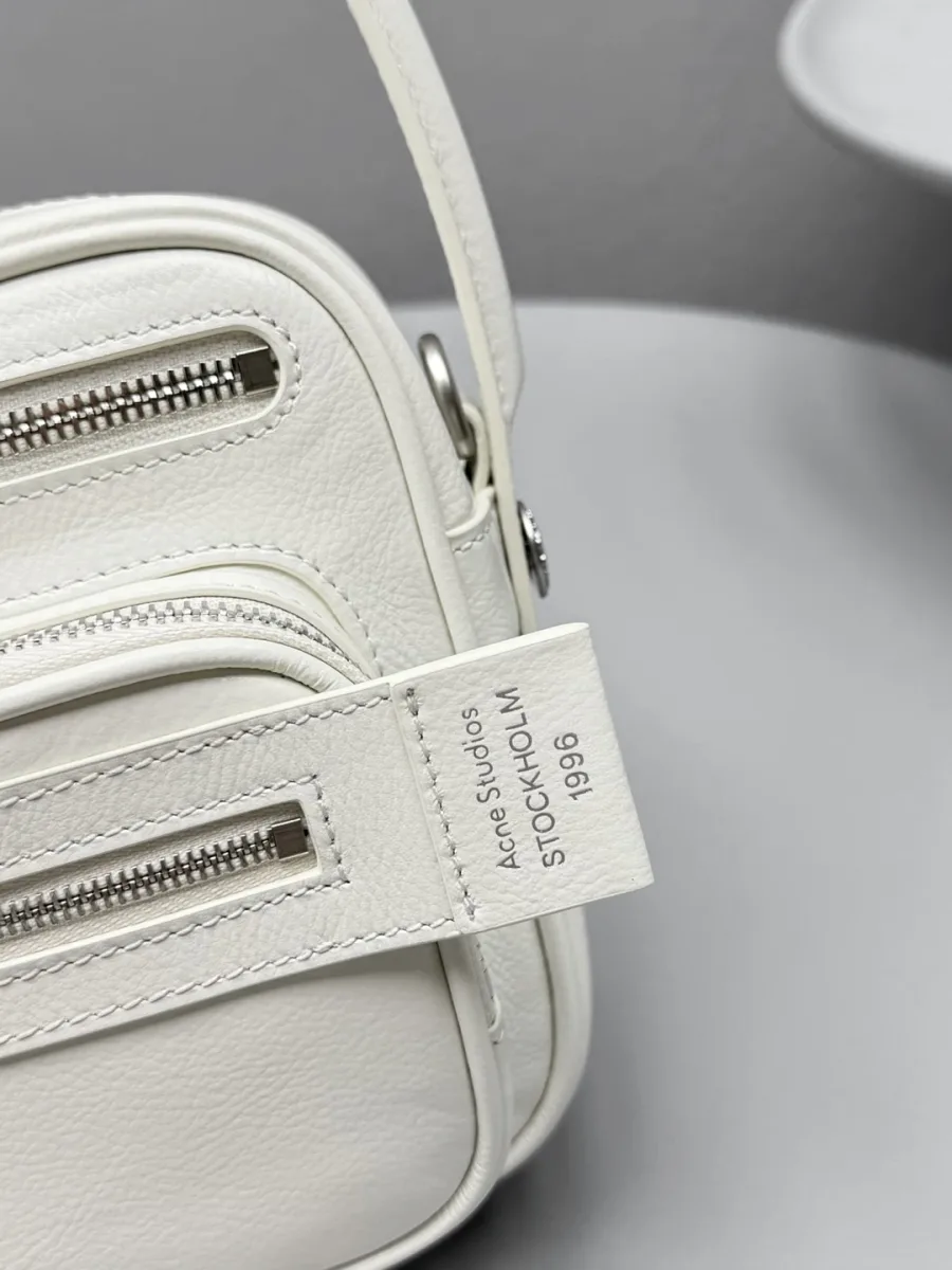 Боковая сторона сумки с молнией и кожаным ярлыком Acne Studios