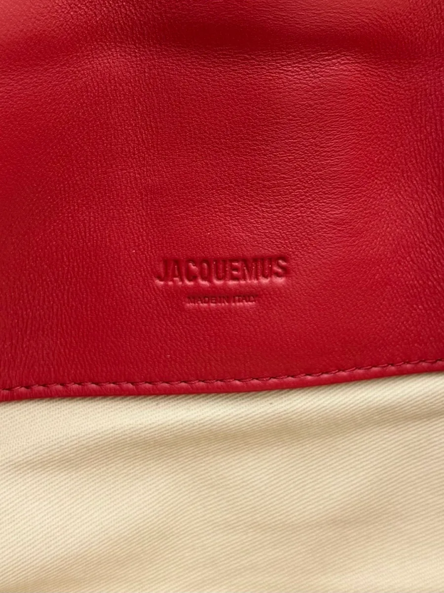 Тиснение логотипа Jacquemus на внутренней стороне клапана