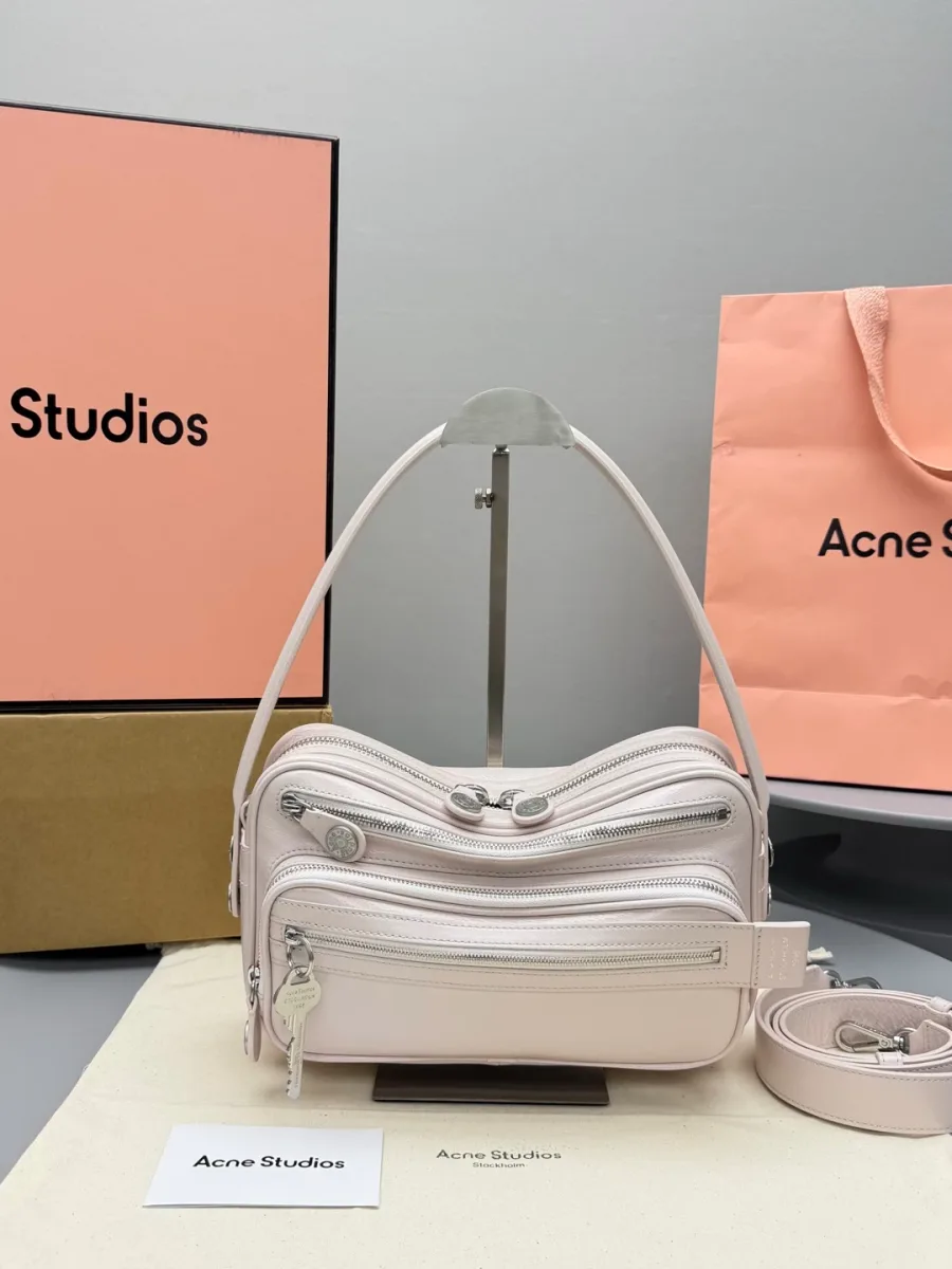Светло-розовая кожаная сумка с фирменным пыльником и пакетом Acne Studios