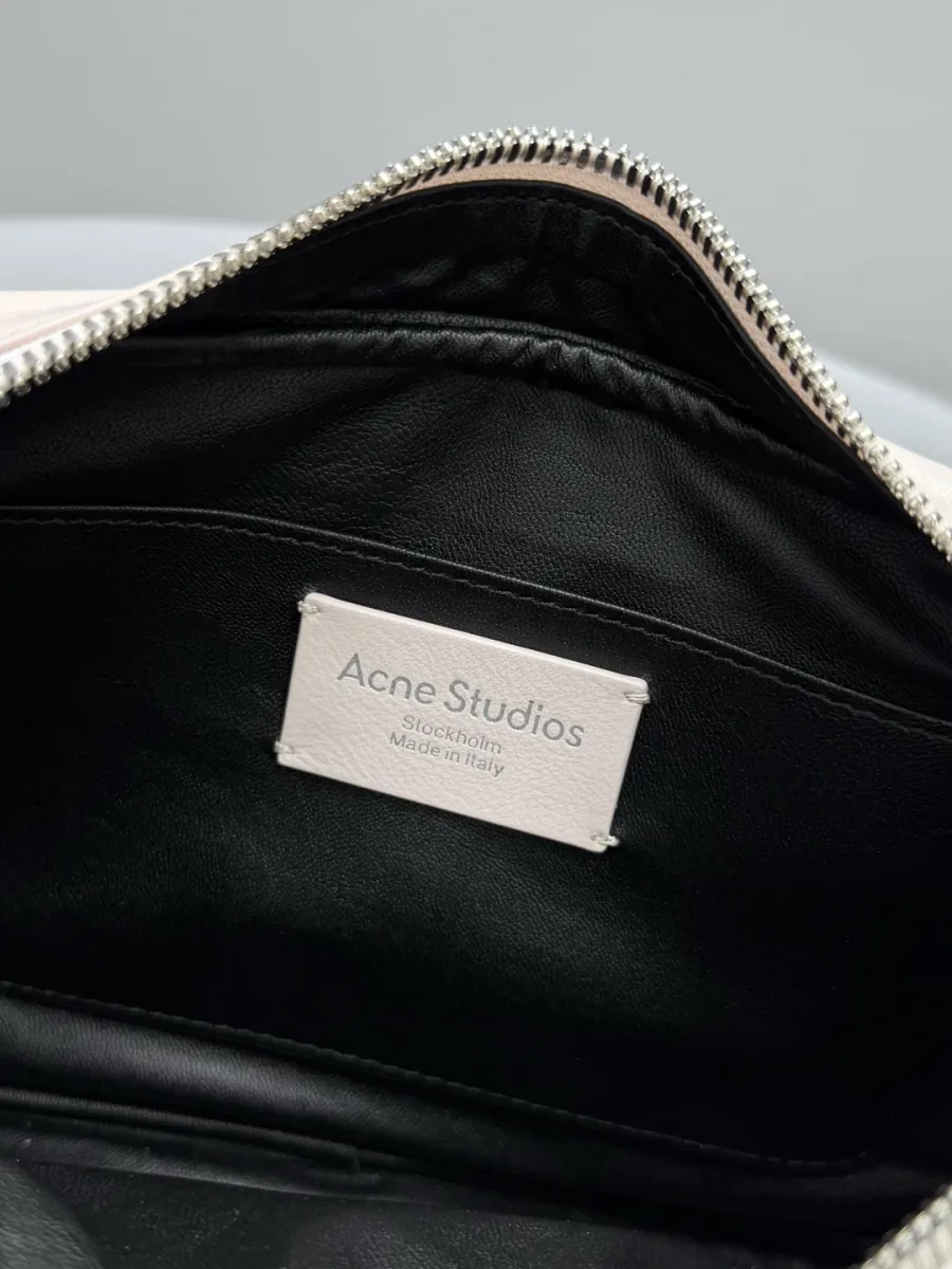 Внутренний плоский карман сумки с кожаной нашивкой бренда Acne Studios