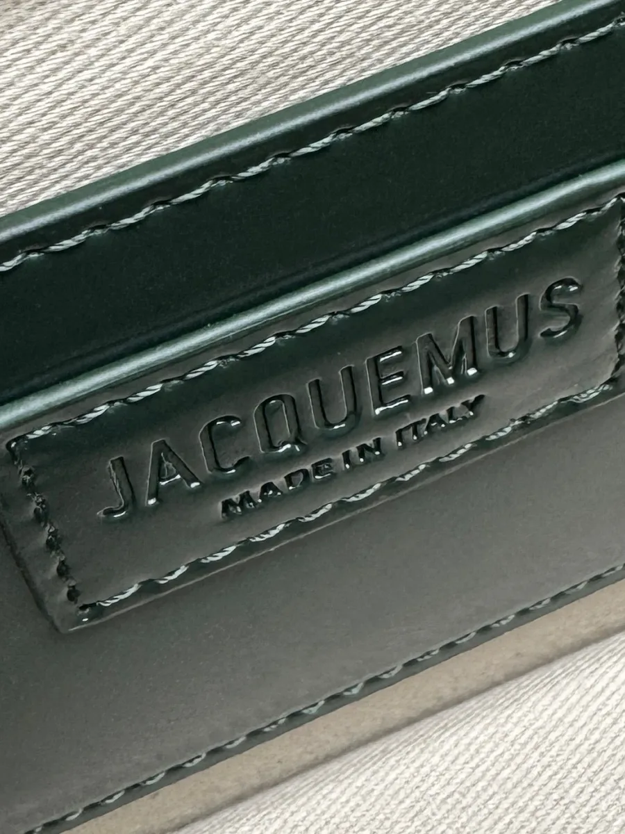Тиснение JACQUEMUS Made in Italy на внутренней кожаной нашивке