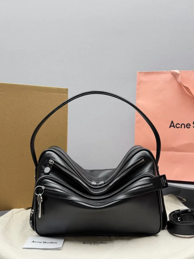 Acne Studios Чёрная кожаная сумка на плечо с карманами на молнии