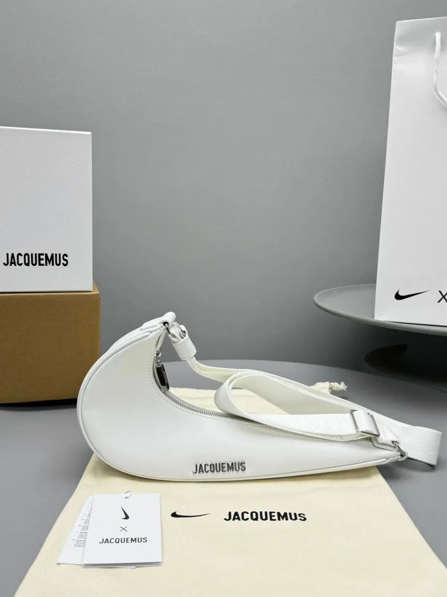 Белая сумка Jacquemus x Nike Le Swoosh с фирменной упаковкой, пыльником и биркой