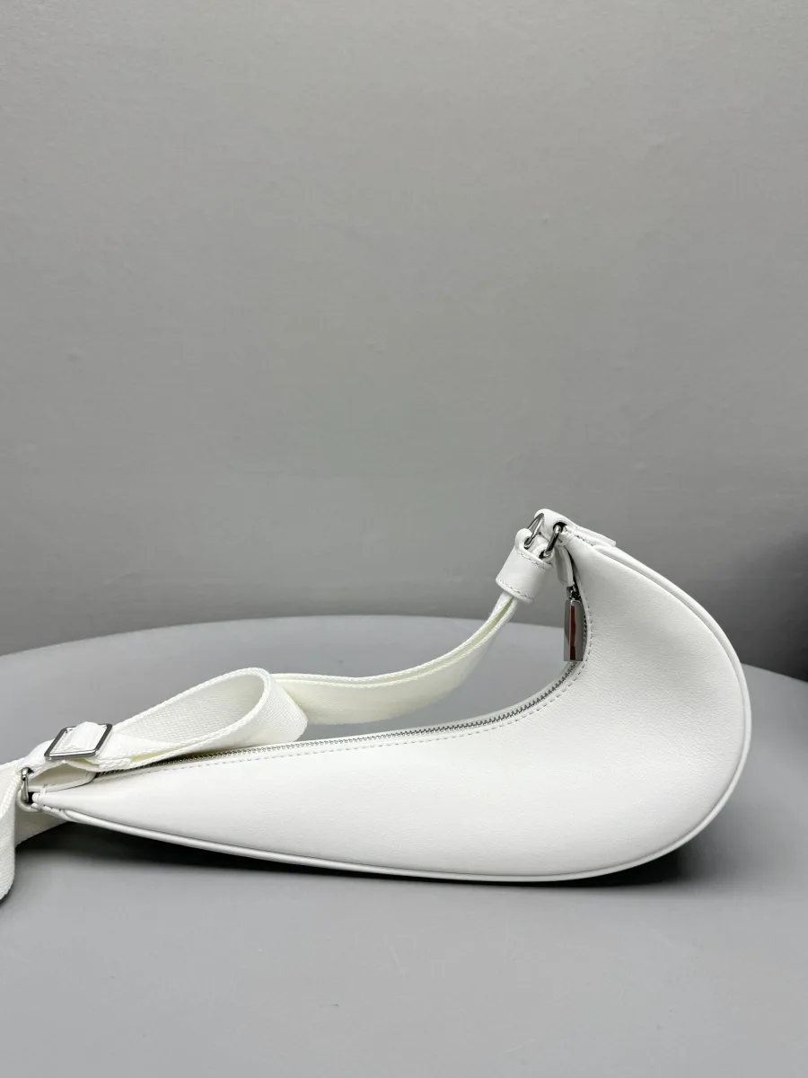 Белая асимметричная сумка Le Swoosh с ремнем, вид сбоку