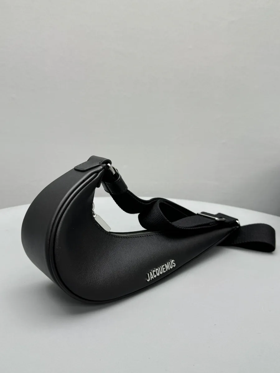 Фигурная сумка Le Swoosh из чёрной кожи с логотипом, вид сбоку